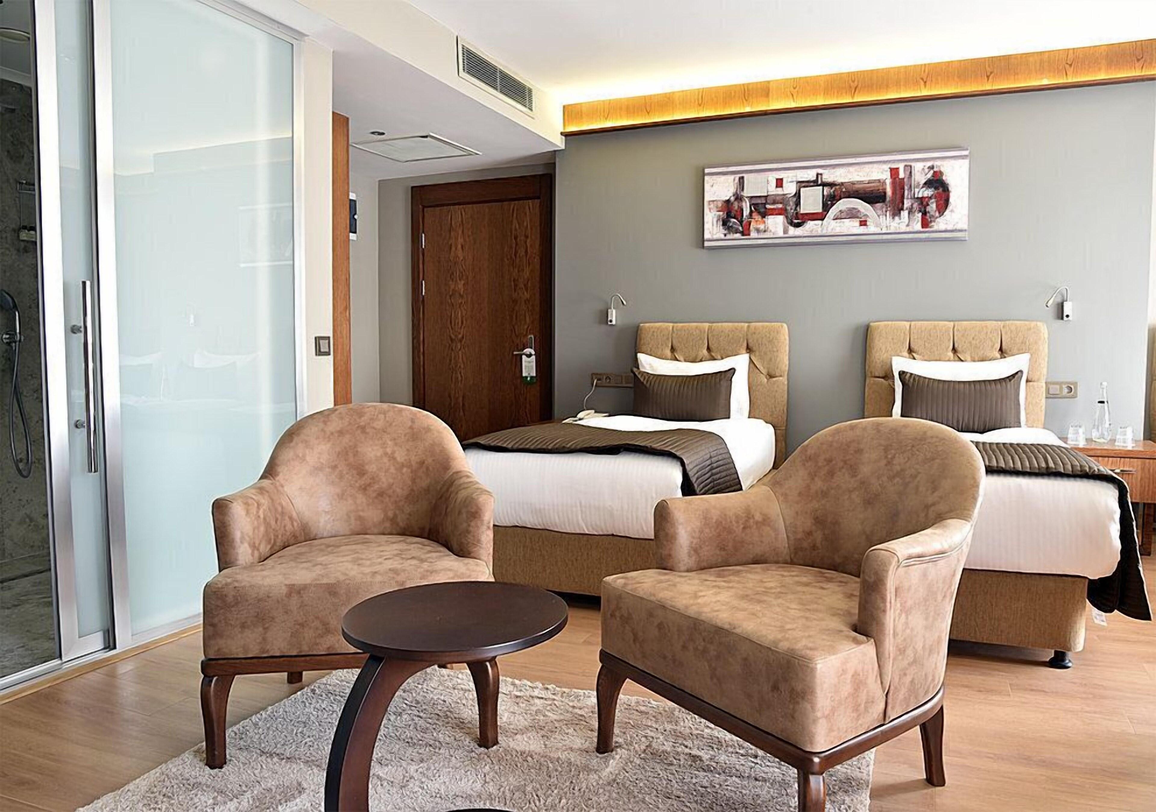 The Elegant Hotel — Photos 3
